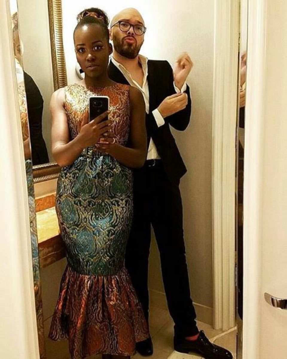 Vor der Party noch einmal schnell im Badezimmer checken, ob alles sitzt: Schauspielerin Lupita Nyong'o sieht einfach klasse aus.