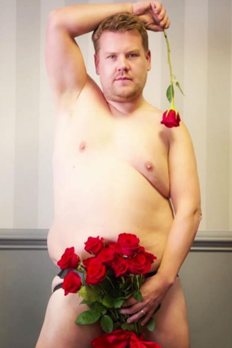 August 2016  "Rosenkavalier" James Corden zieht blank und posiert nackt für seine Fans. Nur sein bestes Stück wird von einem Strauß roter Rosen bedeckt.