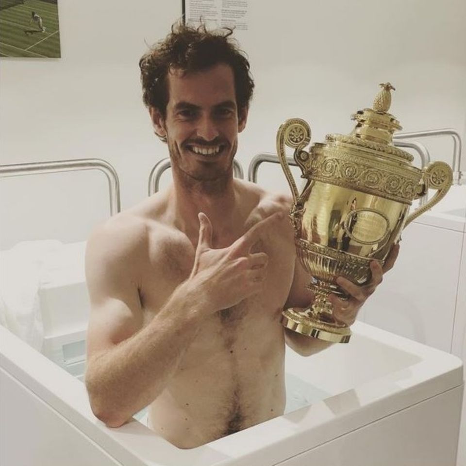 Nach dem Sieg in Wimbledon müssen die müden Muskeln von Andy Murray erst einmal das Eisbad über sich ergehen lassen. Mit so einem großen Pokal im Arm macht das Ganze natürlich viel mehr Spaß.