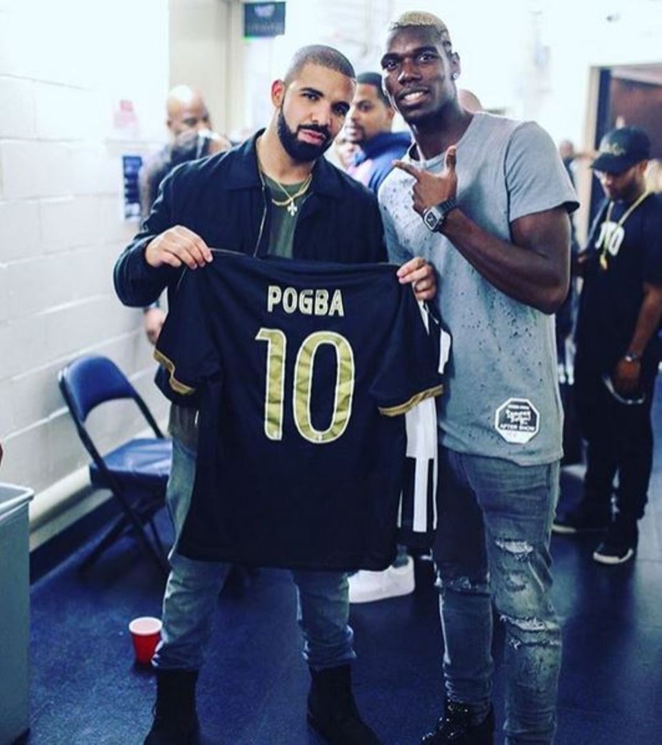 Rapper Drake freut sich über das Geschenk des Fußballstars: Der französische Nationalspieler Paul Pogba schenkt dem Musiker sein Trikot. Rapper Drake freut sich über das Geschenk des Fußballstars: Der französische Nationalspieler Paul Pogba schenkt dem Musiker sein Trikot.