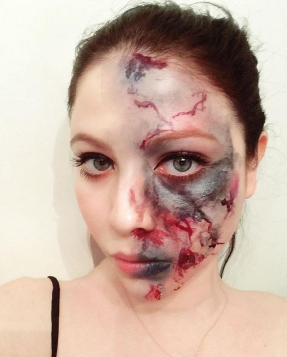 Januar 2016 Ist denn schon Halloween? Michelle Trachtenberg zeigt sich mit Grusel-Make-Up. Januar 2016 Ist denn schon Halloween? Michelle Trachtenberg zeigt sich mit Grusel-Make-Up.