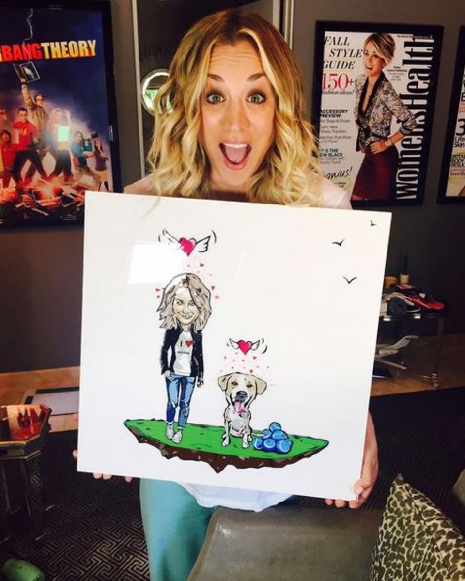 Kaley Cuoco freut sich riesig über das Geschenk von Make-up Artist Jamie Greenberg. Das Besondere an dem Bild: Es ist komplett aus Klebeband gemacht. Kaley Cuoco freut sich riesig über das Geschenk von Make-up Artist Jamie Greenberg. Das Besondere an dem Bild: Es ist komplett aus Klebeband gemacht.