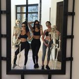 "Nur ein Paar dürre Klappergestelle, die miteinander abhängen" - postet Kourtney Kardashian scherzend.