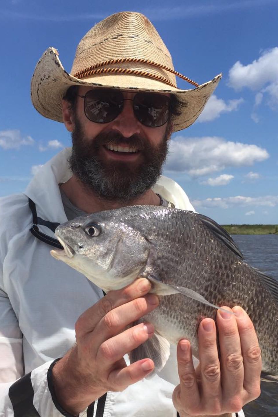 April 2016  Hugh Jackman ist unter die Fischer gegangen und präsentiert stolz seinen Fang.