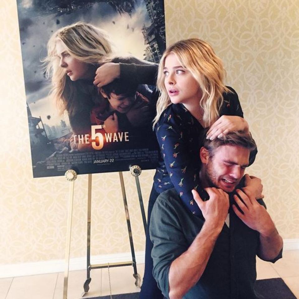 Januar 2016 Die Schauspielerin Chloë Grace Moretz stellt das Plakat ihres aktuellen Films "Die 5. Welle" mit ihrem Schauspielkollegen Alex Roe nach. Der läuft bereits preisverdächtig rot an. Der Film kommt am 14. Januar in die deutschen Kinos. Januar 2016 Die Schauspielerin Chloë Grace Moretz stellt das Plakat ihres aktuellen Films "Die 5. Welle" mit ihrem Schauspielkollegen Alex Roe nach. Der läuft bereits preisverdächtig rot an. Der Film kommt am 14. Januar in die deutschen Kinos.