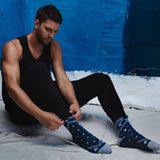 November 2016   Der Basketballer Chandler Parsons zieht sich seine Socken an. So weit so normal, aber diese muskulösen Arme machen das Bild zu einem Eyecatcher.