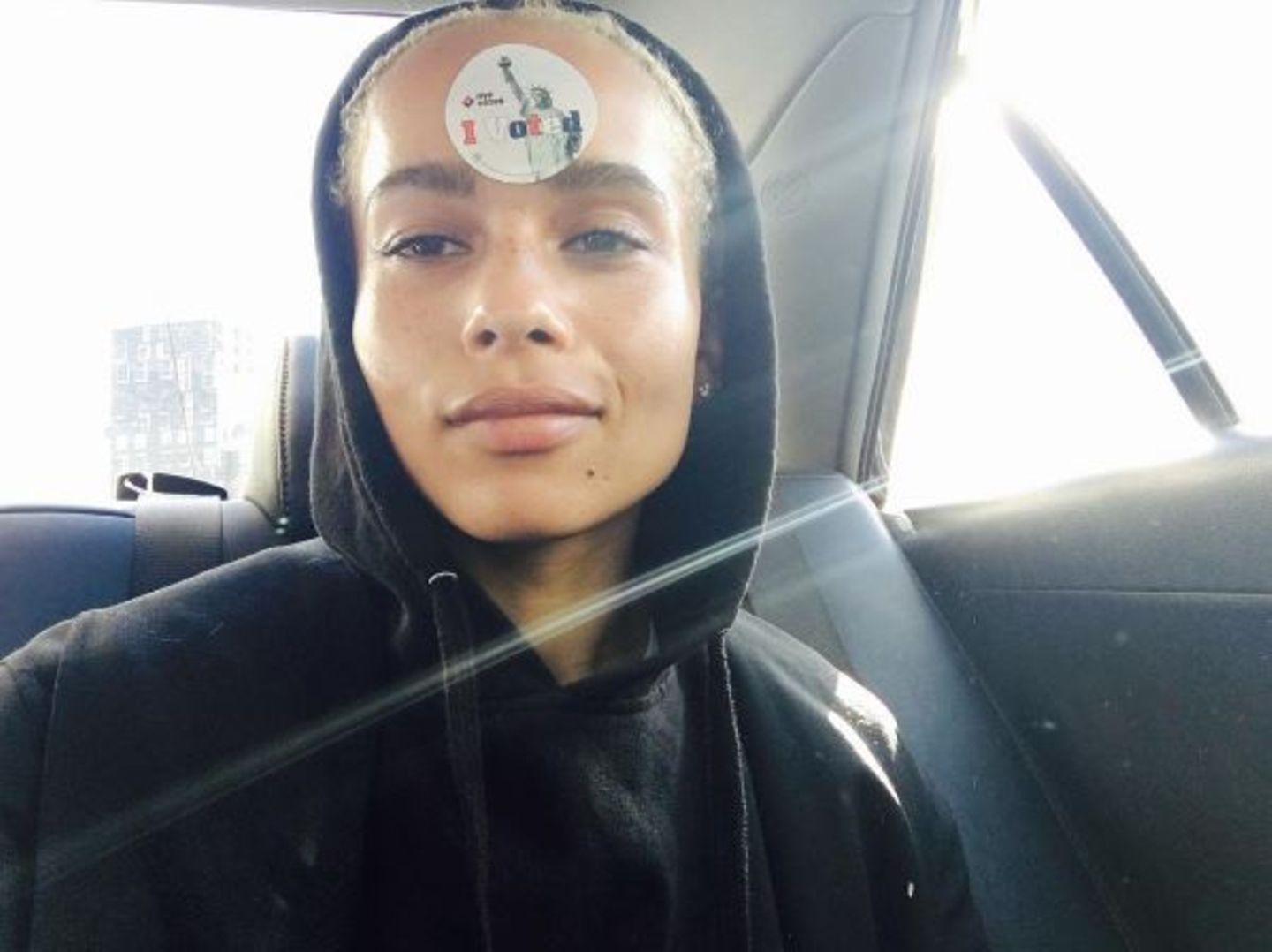 Zoe Kravitz hat gewählt. Für Hillary Clinton, denn Donald Trump ist böse - postet die Schauspielerin.