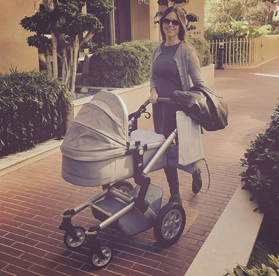 März 2016 Formel-1-Fahrer Nico Rosberg postet am Weltfrauentag ein Bild seiner Frau Vivian mit ihrem Baby Alaia und schreibt dazu: "Großen Respekt an alle Mütter die Kinder großziehen. Ihr habt unglaubliche Energie und Disziplin!". März 2016 Formel-1-Fahrer Nico Rosberg postet am Weltfrauentag ein Bild seiner Frau Vivian mit ihrem Baby Alaia und schreibt dazu: "Großen Respekt an alle Mütter die Kinder großziehen. Ihr habt unglaubliche Energie und Disziplin!".
