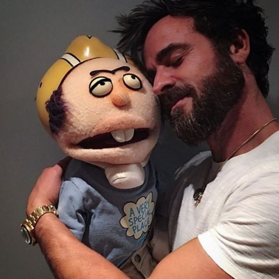 Juli 2016 Nanu?! Wie es scheint hat Justin Theroux jemand anderes zum Kuscheln gefunden. Aber keine Sorge, Jennifer! Dein Liebster schmust nur mit einer Puppe, die er von seinen Kumpels Jimmy Kimmel und Todd Pinckney als Witz-Geschenk bekommen hat. Juli 2016 Nanu?! Wie es scheint hat Justin Theroux jemand anderes zum Kuscheln gefunden. Aber keine Sorge, Jennifer! Dein Liebster schmust nur mit einer Puppe, die er von seinen Kumpels Jimmy Kimmel und Todd Pinckney als Witz-Geschenk bekommen hat.