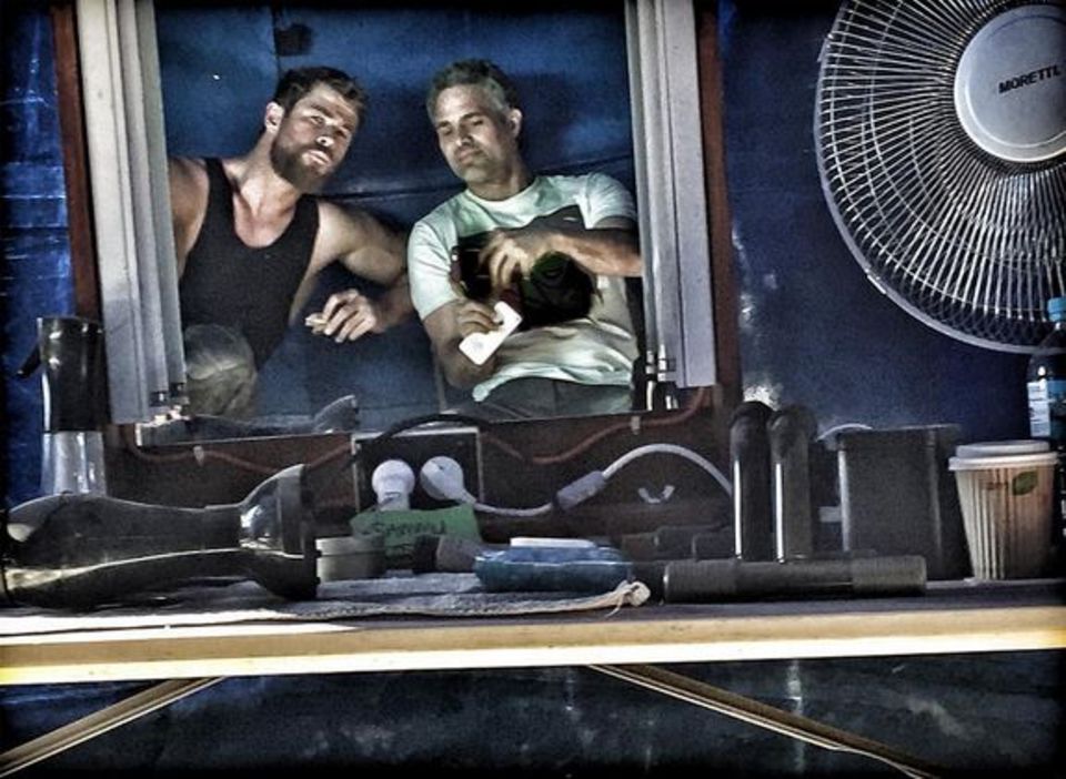 Mark Ruffalo und Chris Hemsworth vertreiben sich die Zeit am Set von Thor 3.
