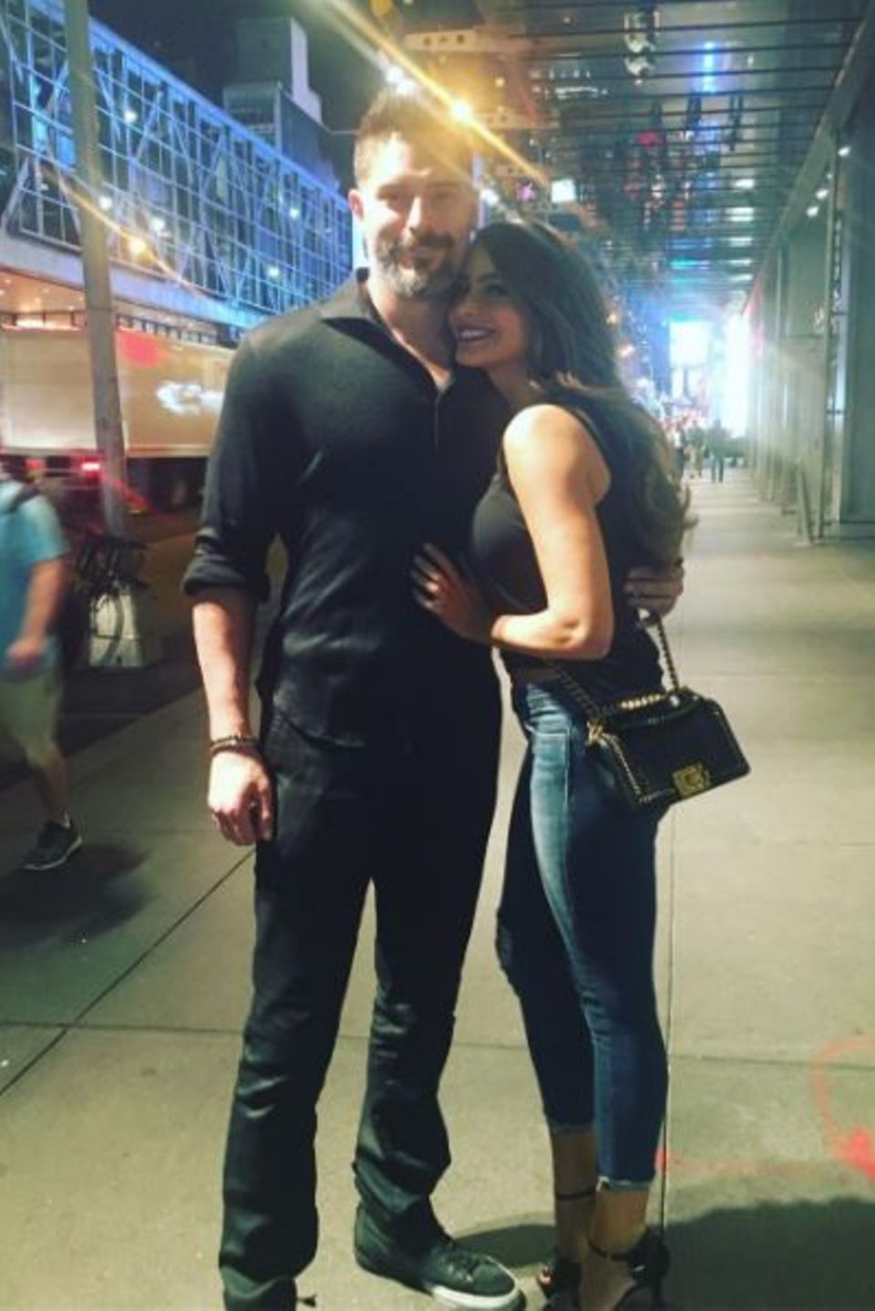 Mit Ehemann Joe Manganiello kuschelt "Modern Family"-Star Sofia Vergara am liebsten. Kann man ihr auch nicht verdenken.