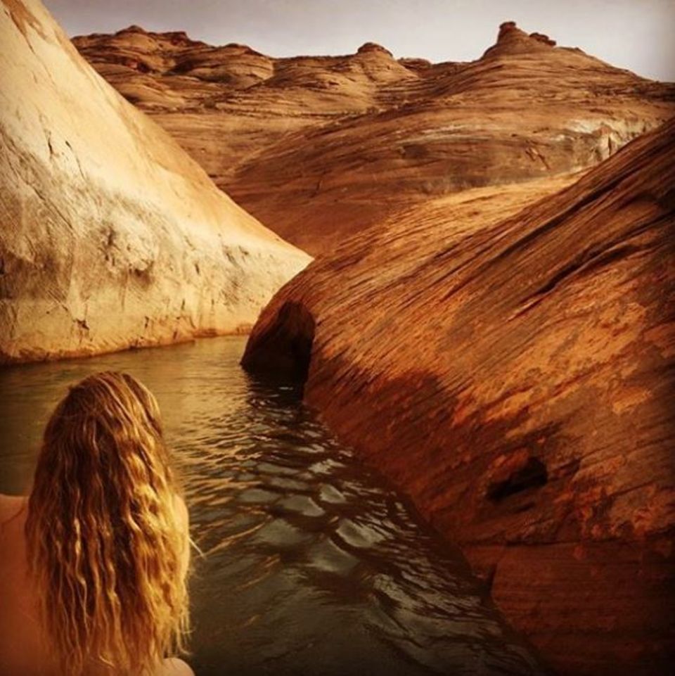 Drew Barrymore paddelt ganz gemütlich den Lake Powell entlang ... Moment! Ist die Schauspielerin etwa nackt? Zumindest wir können da keine Kleidung ausmachen. Drew Barrymore paddelt ganz gemütlich den Lake Powell entlang ... Moment! Ist die Schauspielerin etwa nackt? Zumindest wir können da keine Kleidung ausmachen.
