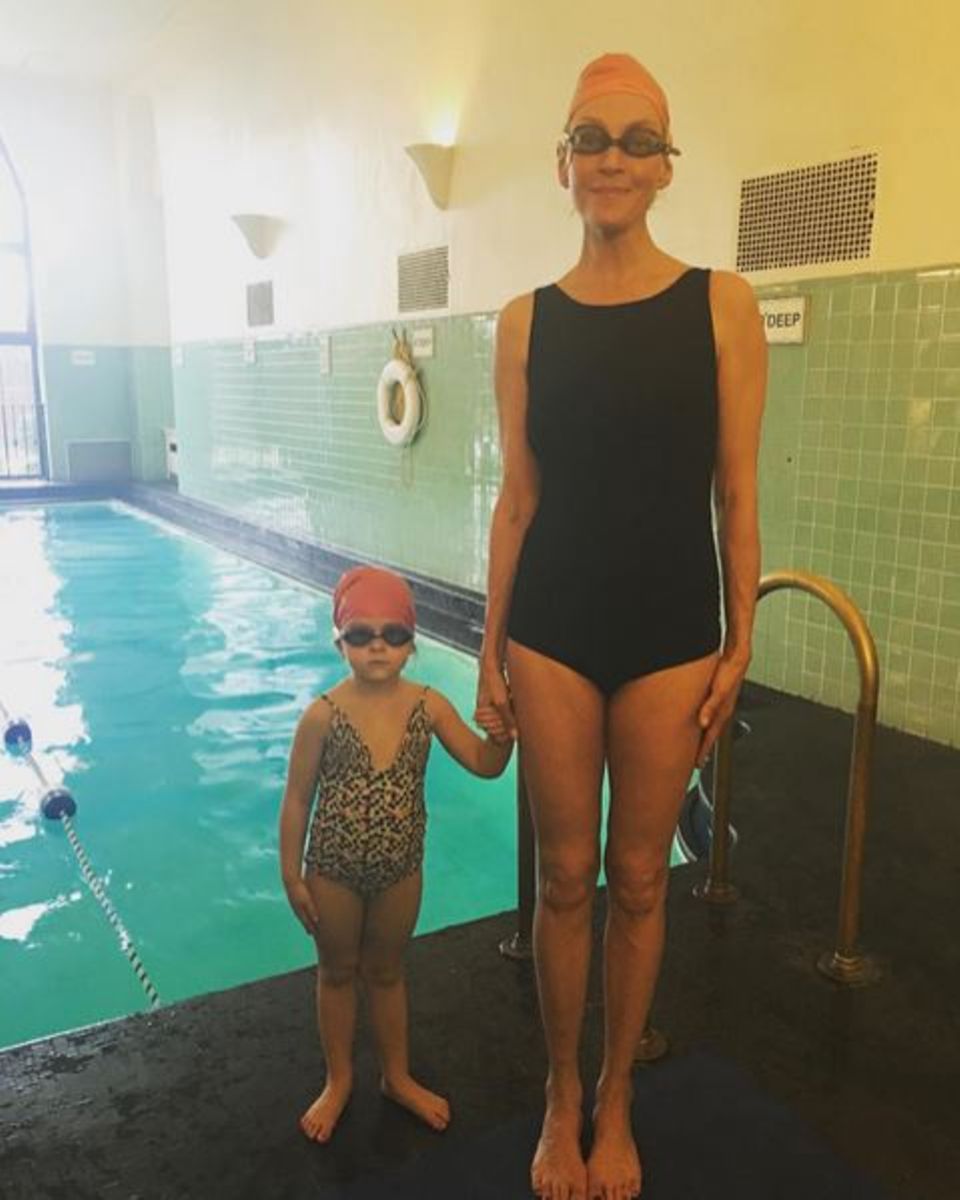 So gewöhnlich können Stars auch aussehen. Uma Thurman geht mit Töchterchen Luna schwimmen.
