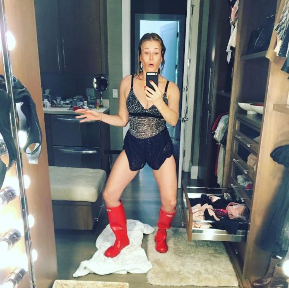 Grotesk und saukomisch, wie immer: Für ihren Geburtstagsgruß an Stella McCartney zieht Comedian Chelsea Handler einige hochinteressante Unterwäsche-Teile aus der Kollektion der Modedesignerin an. Grotesk und saukomisch, wie immer: Für ihren Geburtstagsgruß an Stella McCartney zieht Comedian Chelsea Handler einige hochinteressante Unterwäsche-Teile aus der Kollektion der Modedesignerin an.