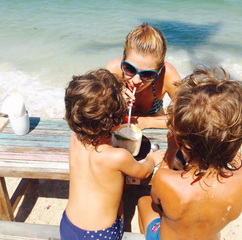 Januar 2016 Susan Sideropoulos urlaubt mit ihren zwei Jungs in Thailand. Januar 2016 Susan Sideropoulos urlaubt mit ihren zwei Jungs in Thailand.