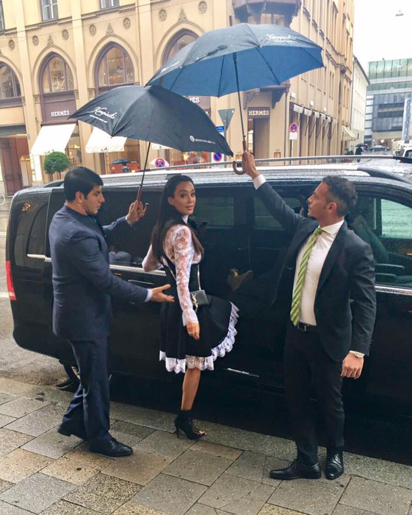 Ob Regen oder Sonnenschein, Bodyguard Ahmad ist für seine Arbeitgeberin Verona Pooth immer zur Stelle.