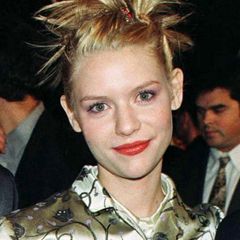 Noch eine Haarsünde von früher! Fransige Hochsteckfrisuren. Claire Danes zeigt hier auch, wie in den 90ern die Farben beim Make-up kombiniert wurden: Violetter Lidschatten und ein Lippenstift in Orangerot? Gruselig!