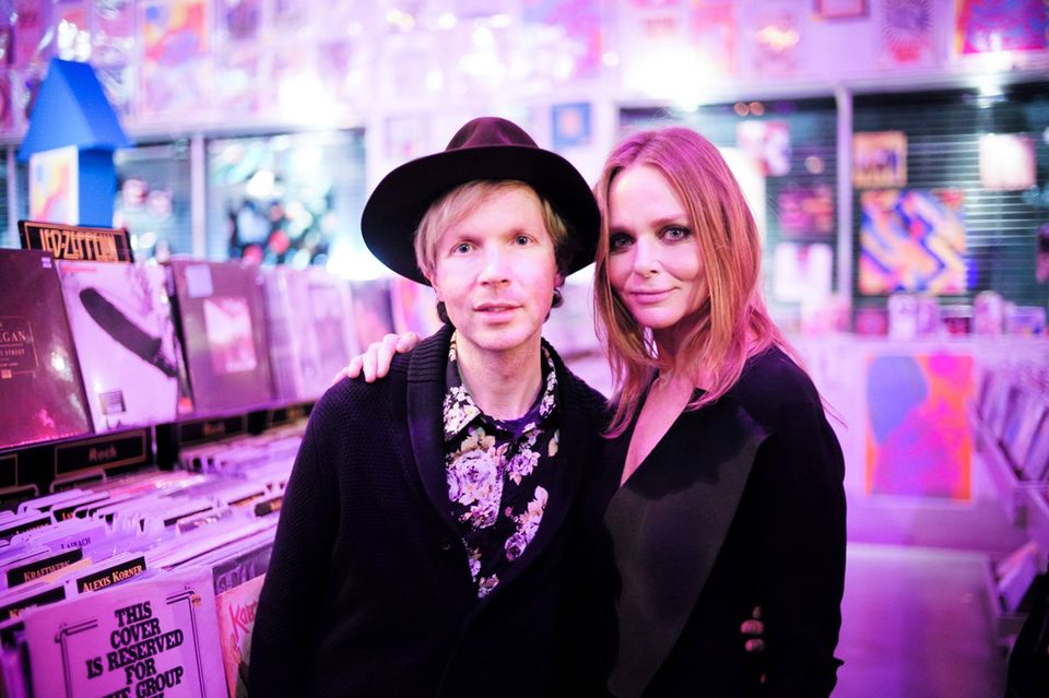 Beck ist nur einer der vielen musikalischen Stargäste von Stella McCartney im Amoeba Record Store in L.A.