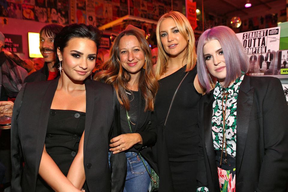 Demi Lovato, Jennifer Meyer, Kate Hudson und Kelly Osbourne sind absolut auf der richtigen Party, wenn ein gut gelaunter Anthony Kiedis hinter ihnen auftaucht.