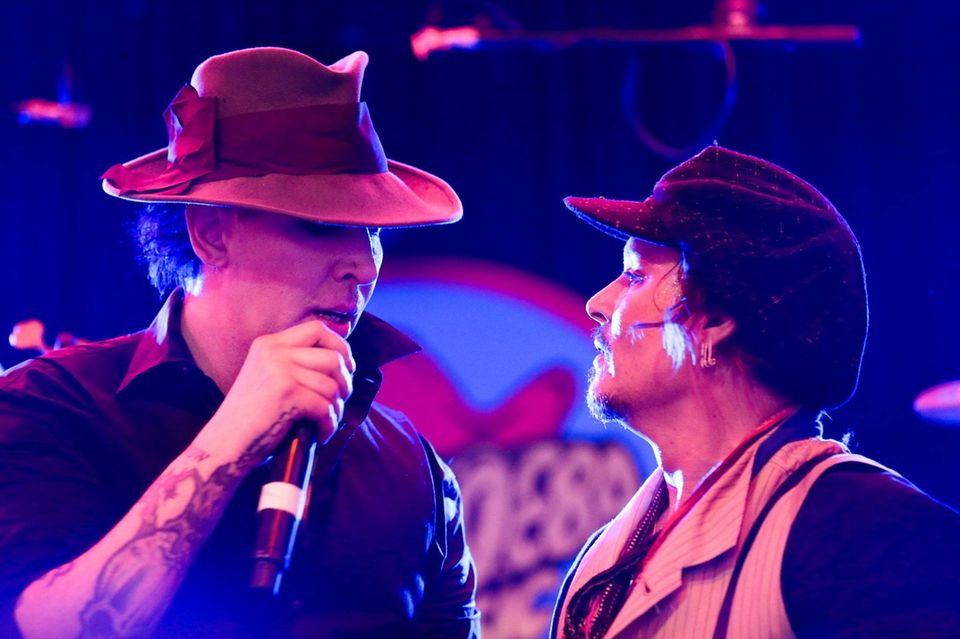 Marilyn Manson und Johnny Depp rocken das Fashion-Event gemeinsam. Marilyn Manson und Johnny Depp rocken das Fashion-Event gemeinsam.