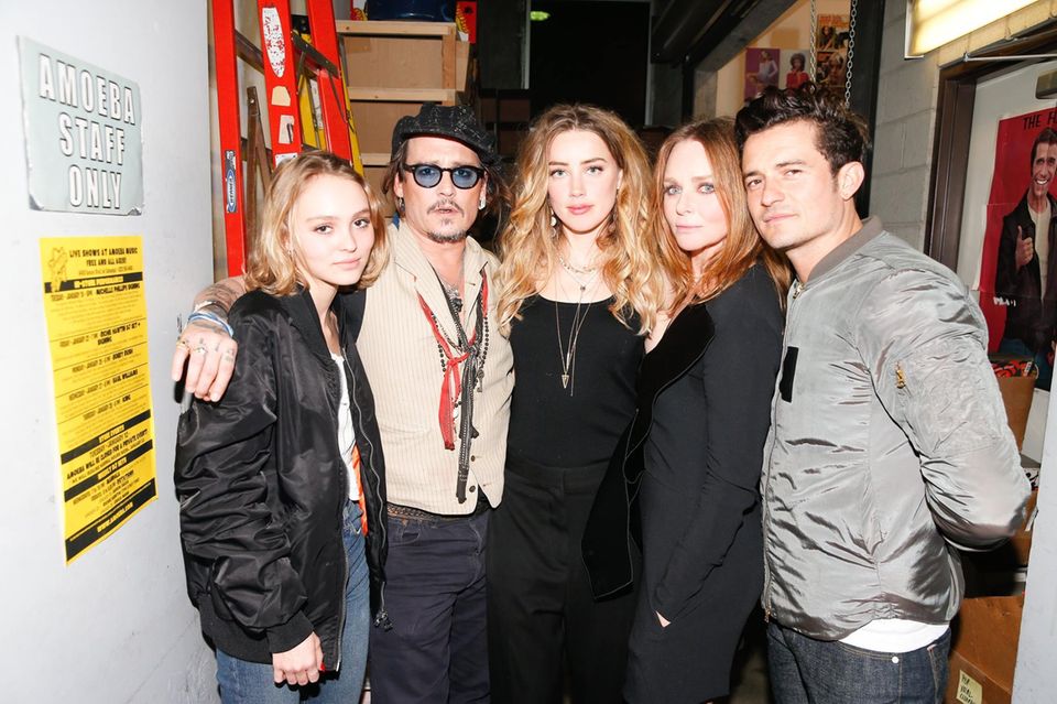 Familientreffen bei Stella: Lily-Rose Depp, Johnny Depp, Amber Heard, Gestgeberin Stella McCartney und Orlando Bloom lassen sich Backstage fotografieren.