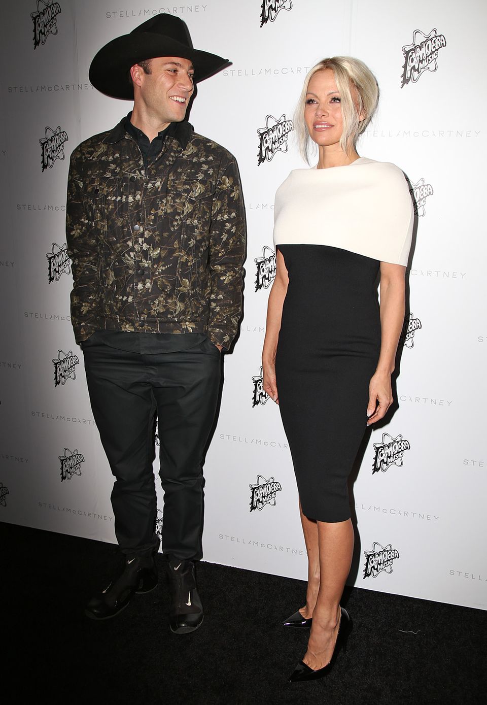 Pamela Anderson hat ihren Sohn Brandon Thomas Lee in den Amoeba Record Store mitgebracht.