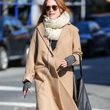 1. März 2016: Julianne Moore hört Musik und spaziert dick eingemummelt durch das New Yorker West Village.