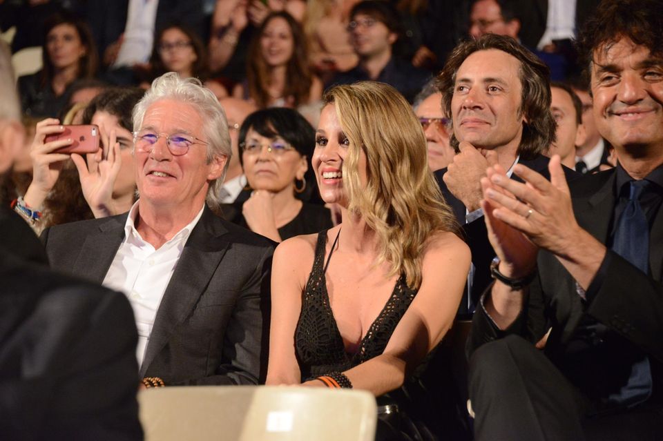 12. Juni 2016: Richard Gere besucht mit seiner jungen Freundin Alejandar Silva eine Veranstaltung in Italien. 12. Juni 2016: Richard Gere besucht mit seiner jungen Freundin Alejandar Silva eine Veranstaltung in Italien.