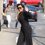 Wir erhaschen einen Blick auf das Kardashian-Oberhaupt Kris Jenner: Im Nadelstreifen-Jumpsuit ist die TV-Persönlichkeit gerade unterwegs zu den Jimmy Kimmel Live Studios.