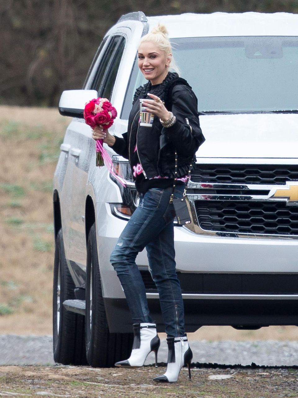 10. Januar 2016: Gwen Stefani und Blake Shelton sind auf der Hochzeitsfeier von Blake's Freundin Amanda Craig eingeladen. Flower Girl Gwen ist sichtlich gut gelaunt. Die Nacht verbringen Gwen und Blake in einem von Blakes Tourbussen. 10. Januar 2016: Gwen Stefani und Blake Shelton sind auf der Hochzeitsfeier von Blake's Freundin Amanda Craig eingeladen. Flower Girl Gwen ist sichtlich gut gelaunt. Die Nacht verbringen Gwen und Blake in einem von Blakes Tourbussen.