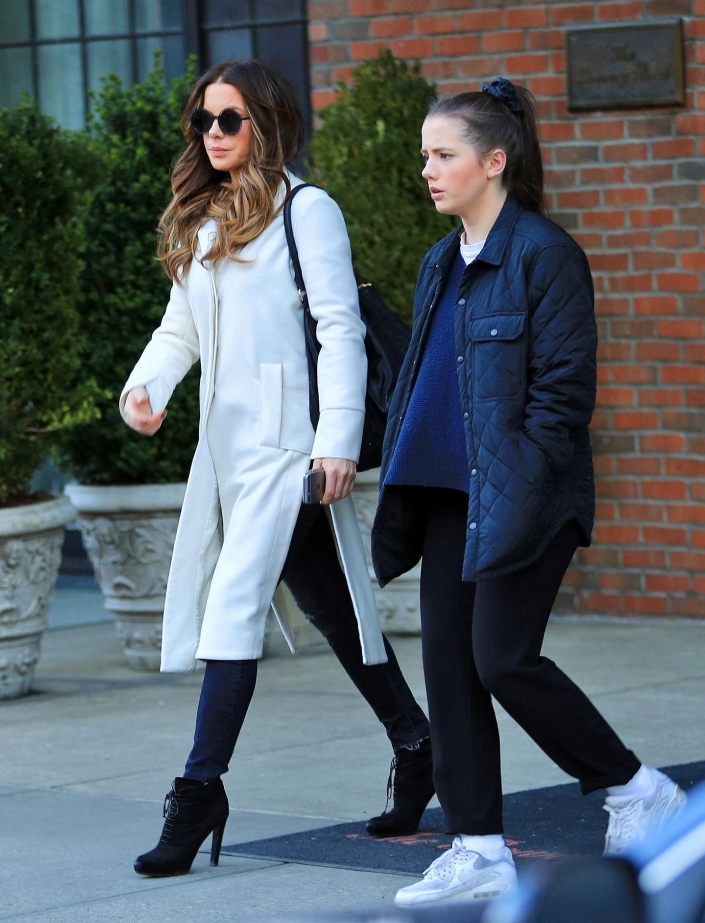 5. April 2016: Kate Beckinsale und ihre Tochter Lily Mo Sheen verlassen gemeinsam ihr Hotel in New York.