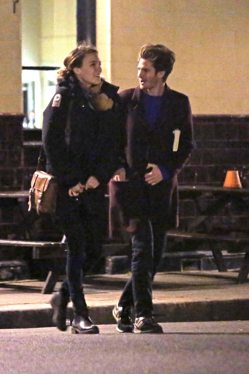 4. Februar 2016: Spider-Man-Darsteller Andrew Garfield ist bereit für eine neue Liebe und genießt ein Abendessen mit einer schönen Fremden. Der Schauspieler trennte sich 2015 von seiner langjährigen Freundin Emma Stone. 4. Februar 2016: Spider-Man-Darsteller Andrew Garfield ist bereit für eine neue Liebe und genießt ein Abendessen mit einer schönen Fremden. Der Schauspieler trennte sich 2015 von seiner langjährigen Freundin Emma Stone.
