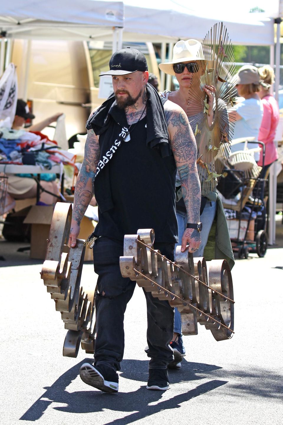 15. August 2016: Benji Madden und Cameron Diaz sind auf dem Flohmarkt in Pasadena fündig geworden und bringen ihre erbeuteten Schnäppchen schnell nach Hause.