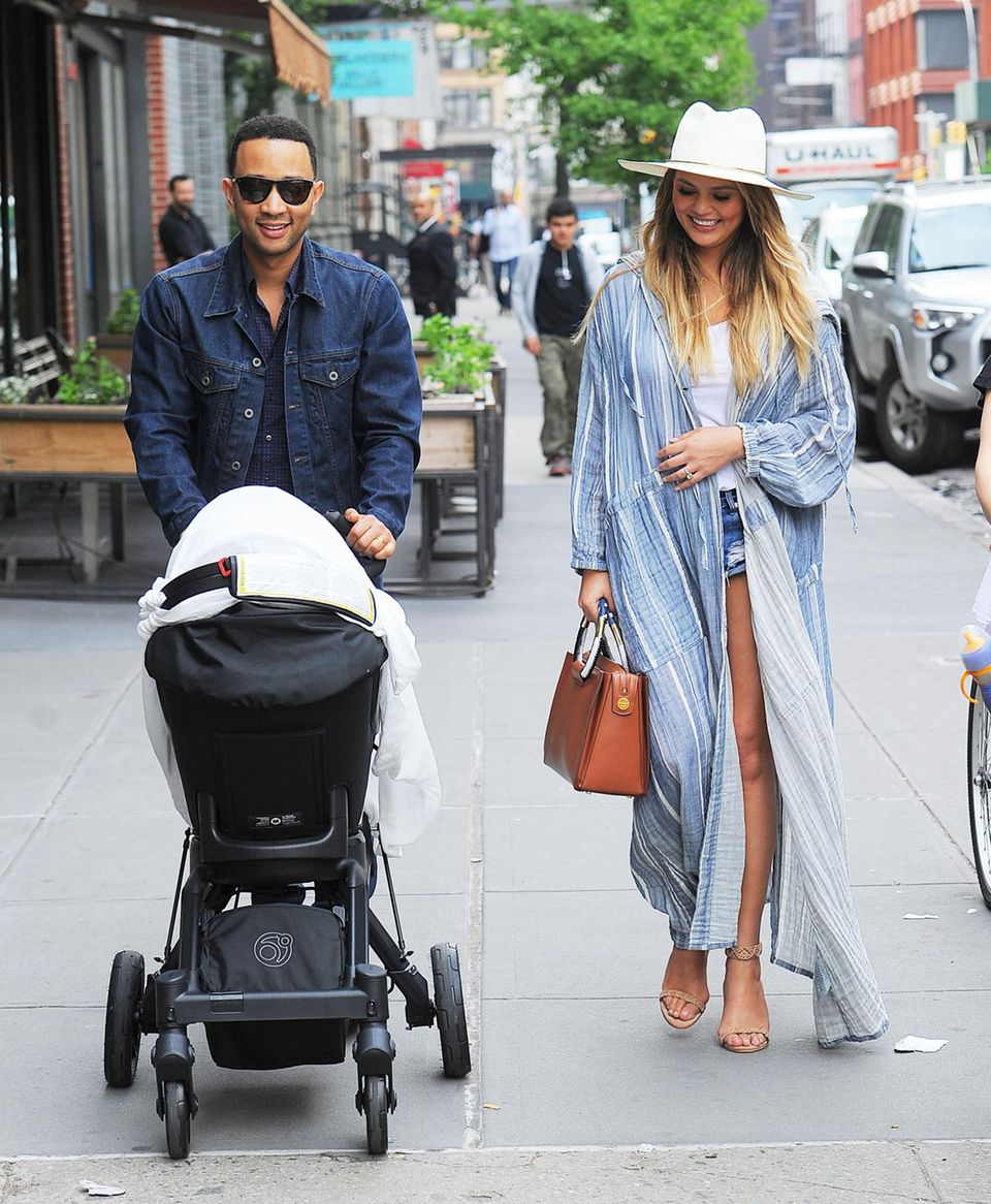 14. Mai 2016: Bestens gelaunt unternehmen John Legend und Chrissy Teigen einen Ausflug mit Baby Luna.