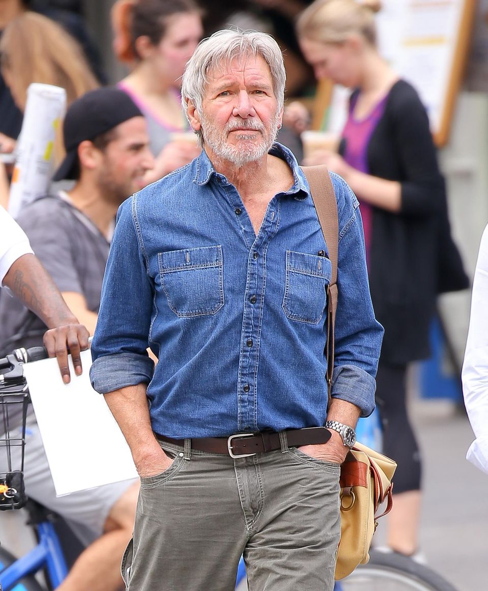 10. März 2016: Harrison Ford sieht etwas gestresst aus während er durch New York schlendert.