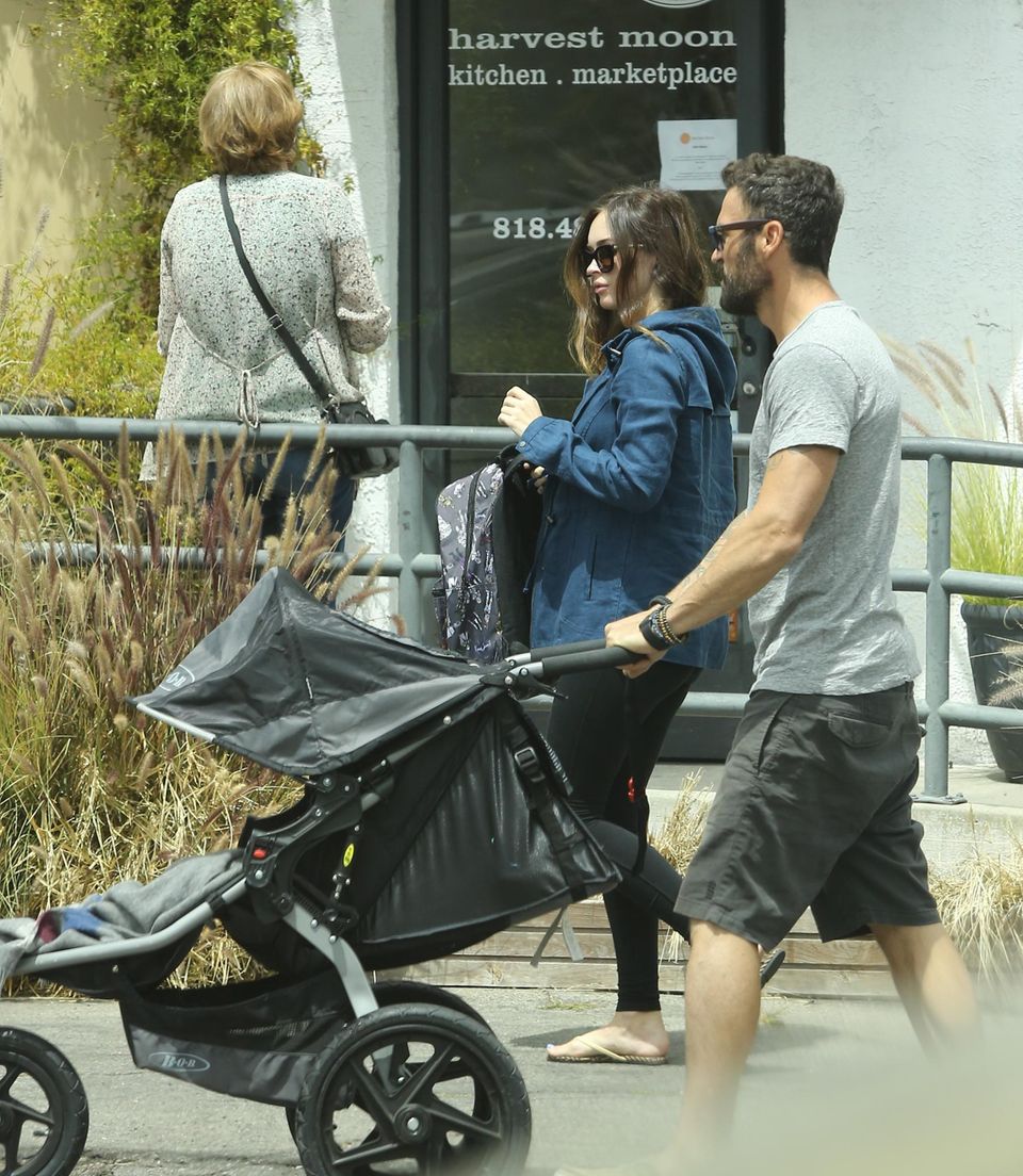 24. April 2016: Das On-Off-Pärchen des Jahres: Die schwangere Megan Fox und Brian Austin Green gehen mit ihren Söhnen Noah und Bodhi auf dem Harvest Market in Los Angeles einkaufen.