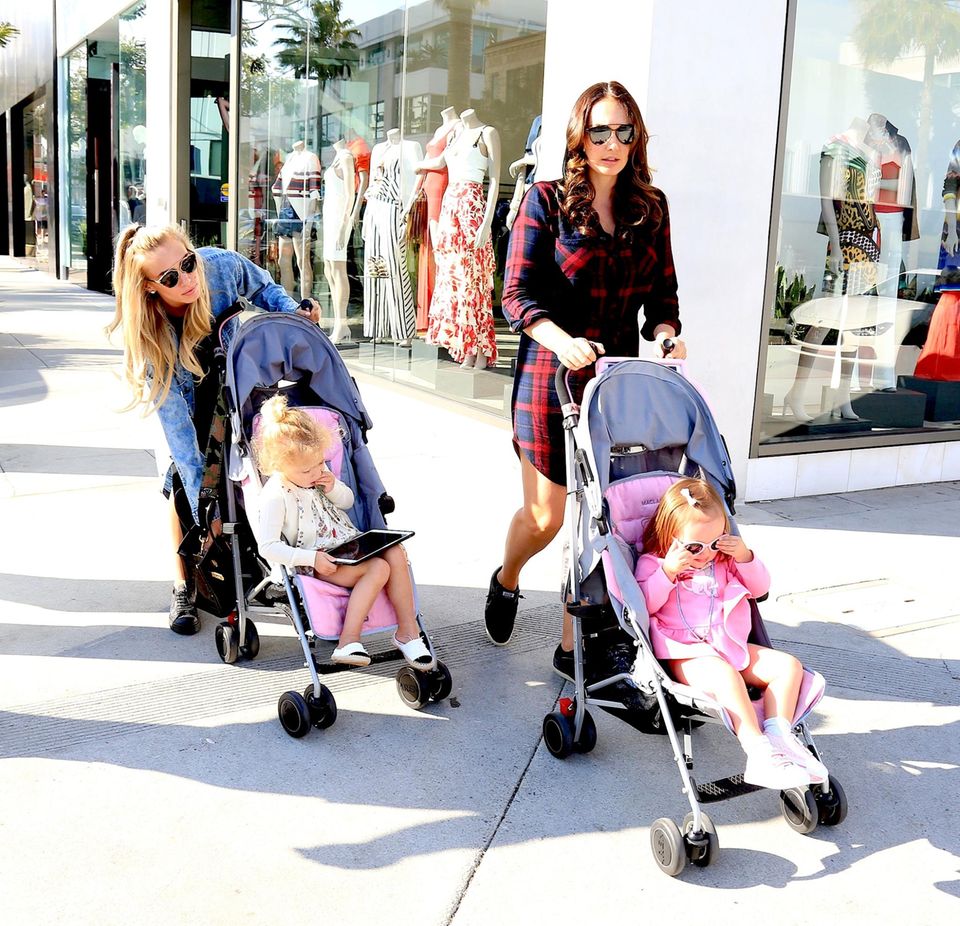 11. April 2016: Petra und Tamara Ecclestone schieben ihre Kinder durch Beverly Hills. 11. April 2016: Petra und Tamara Ecclestone schieben ihre Kinder durch Beverly Hills.