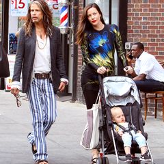 23. Juni 2016: Familie Tyler geht im New Yorker West Village spazieren. Während die schwangere Liv Tyler strahlt, sehen die lackierten Füße von "Aerosmith"-Sänger Steven Tyler weniger appetitlich aus.
