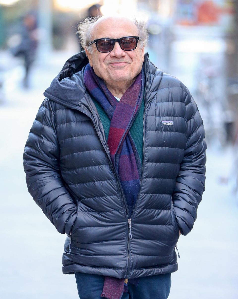 21. Januar 2016: Danny DeVito zieht sich warm an beim Spazierengehen im kalten New York. 21. Januar 2016: Danny DeVito zieht sich warm an beim Spazierengehen im kalten New York.