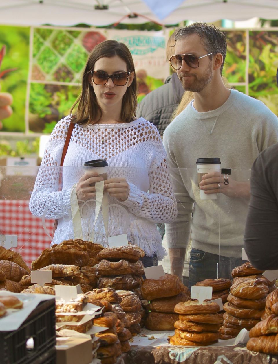 8. Mai 2016: Den Muttertag verbringt Anne Hathaway mit ihrem Mann Adam Shulman auf dem Markt. Den Kaffeestand haben sie bereits entdeckt, gleich gibt es Kuchen dazu. 8. Mai 2016: Den Muttertag verbringt Anne Hathaway mit ihrem Mann Adam Shulman auf dem Markt. Den Kaffeestand haben sie bereits entdeckt, gleich gibt es Kuchen dazu.