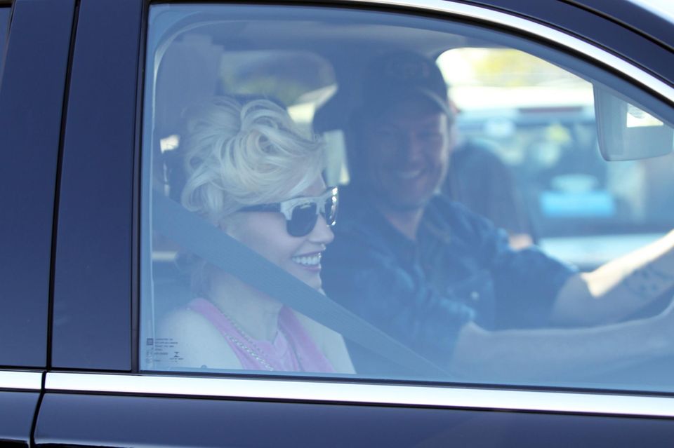 6. Februar 2016: Blake Shelton holt seine Freundin Gwen Stefani samt Kindern von einem Fußballspiel in Los Angeles ab. Sie scheinen eine Menge Spaß zusammen zu haben. 6. Februar 2016: Blake Shelton holt seine Freundin Gwen Stefani samt Kindern von einem Fußballspiel in Los Angeles ab. Sie scheinen eine Menge Spaß zusammen zu haben.