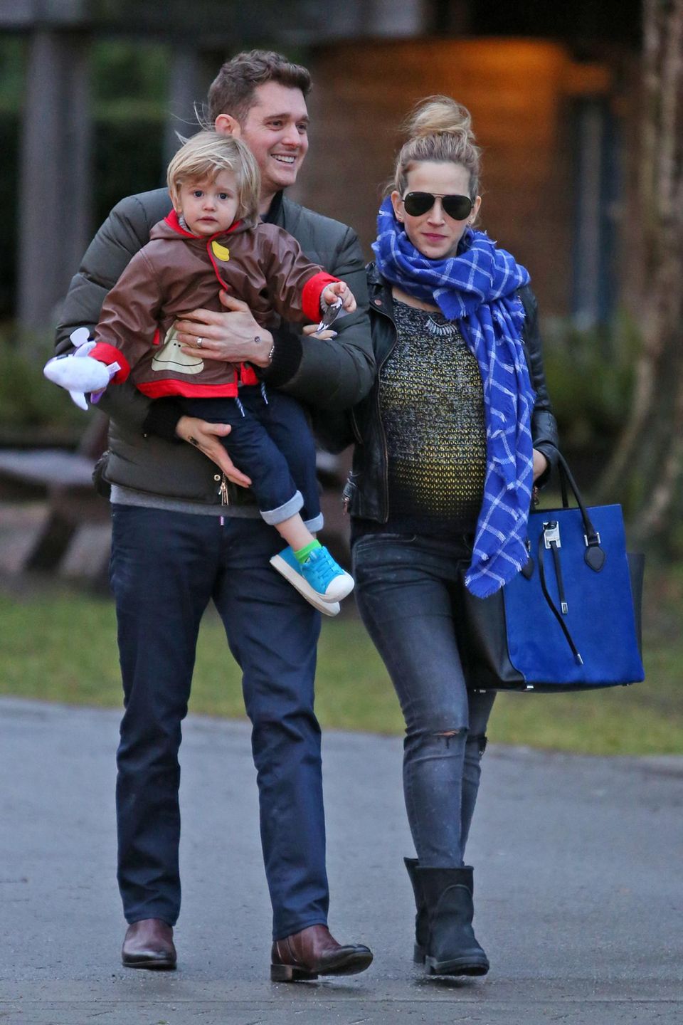 17. Januar 2016: Michael Bublé und seine schwangere Frau Luisana Lopilato machen mit Sohn Noah einen Spaziergang durch Vancouver. 17. Januar 2016: Michael Bublé und seine schwangere Frau Luisana Lopilato machen mit Sohn Noah einen Spaziergang durch Vancouver.