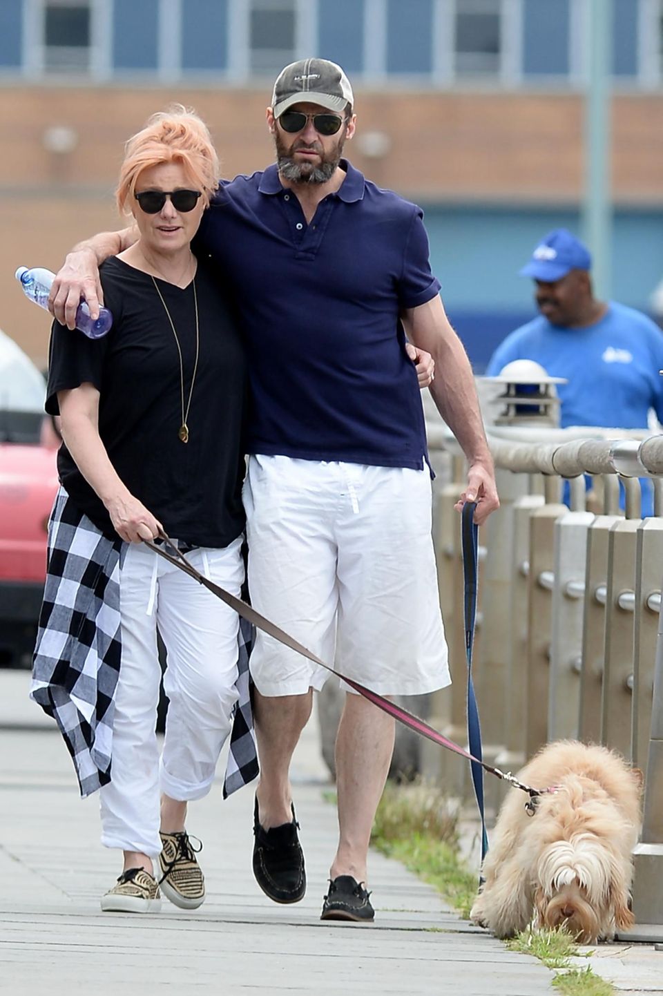 3. Juli 2016: Deborra-Lee Furness und Hugh Jackman sind ein herrlich bodenständiges Paar. Fast unerkannt schlendern sie mit ihrem Hund durch New York.