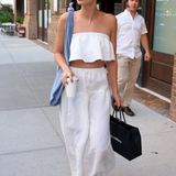 Weißer Sommer! Lily Aldrige schlendert im baumwollenen Bustier-Top und passendem Rock durch die Straßen New York.