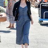Auf ihrer Promo-Tour für "La La Land" zeigt Emma Stone in Venedig jede Menge stylischer Outfits, u.a. diesen blauen Baumwoll-Jumpsuit mit Cut-Outs an der Hüfte.