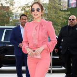 Mit romantischer Bluse und passender Hose in dunklem Altrosa zeigt sich Jennifer Lopez bei einem TV-Event in Hollwood.