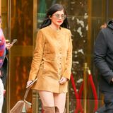 It-Girl Kylie Jenner ist in einem komplett in Brauntönen gehaltenen Wildleder-Look unterwegs in New York City.