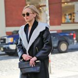 Hollywood-Darling Jennifer Lawrence schützt sich mit einem schwarzen Ledermantel vor der Winterkälte.