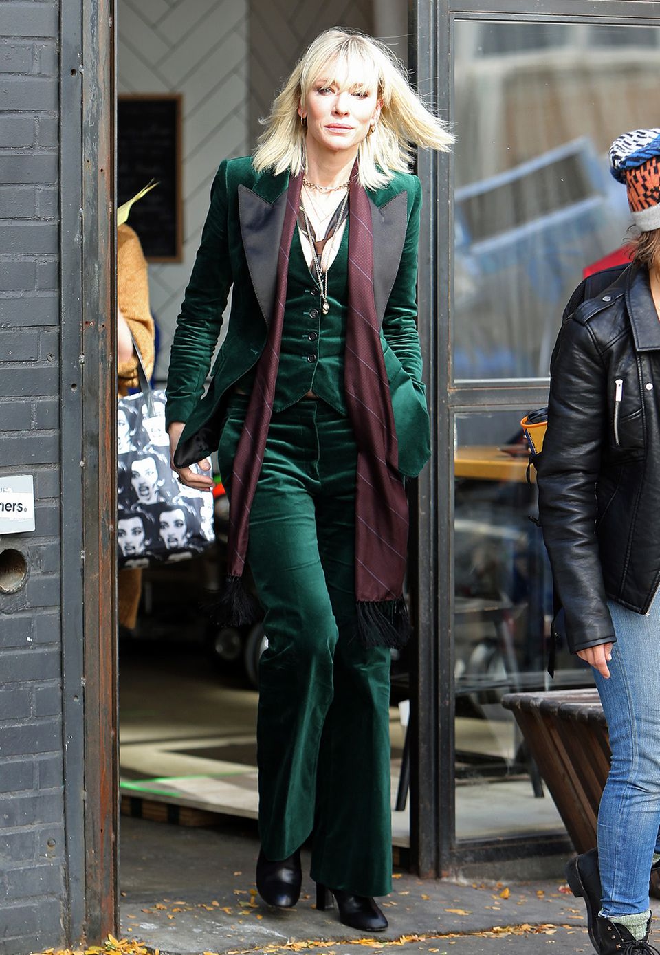 Cate Blanchett ist Sandra Bullocks rechte Hand, als quasi Brad Pitt, und mit grünem Samtanzug scheint ihre Filmfigur einen besonders extravaganten Modestil zu haben. Wir sind schon sehr gespannt auf den Film.
