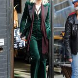 Cate Blanchett ist Sandra Bullocks rechte Hand, als quasi Brad Pitt, und mit grünem Samtanzug scheint ihre Filmfigur einen besonders extravaganten Modestil zu haben. Wir sind schon sehr gespannt auf den Film.